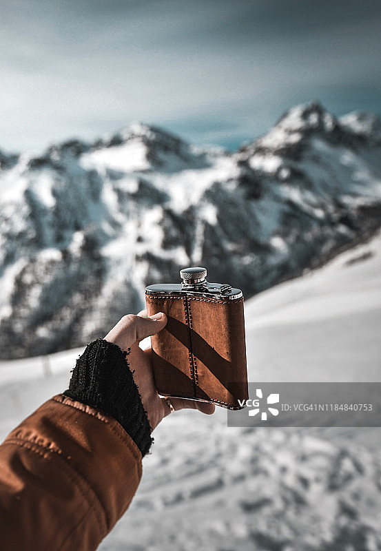 法国阿尔卑斯山的威士忌酒壶图片素材