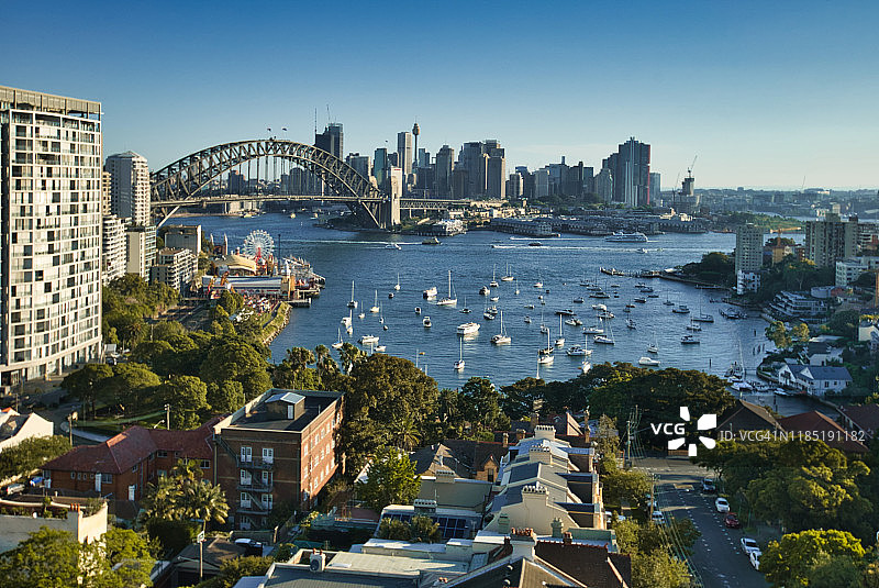 月亮公园和海港大桥在日落从北悉尼，悉尼，澳大利亚图片素材