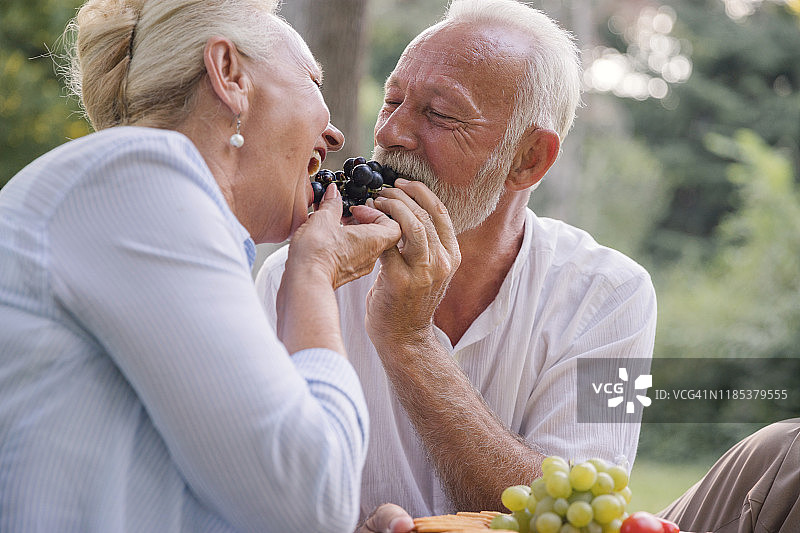 一对情侣在吃葡萄图片素材