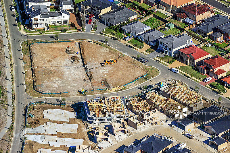 新住宅开发与街道，在郊区建造新房子，城市蔓延在悉尼，澳大利亚，航拍图片素材