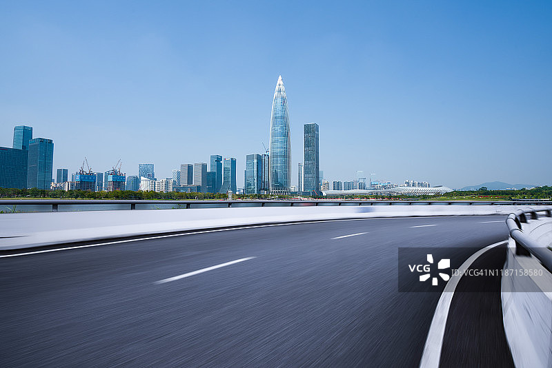 中国深圳的城市道路和现代化办公大楼图片素材