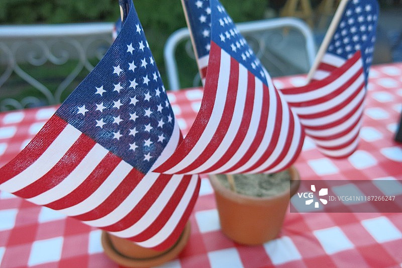 三面小美国国旗装饰着一张聚会桌子图片素材