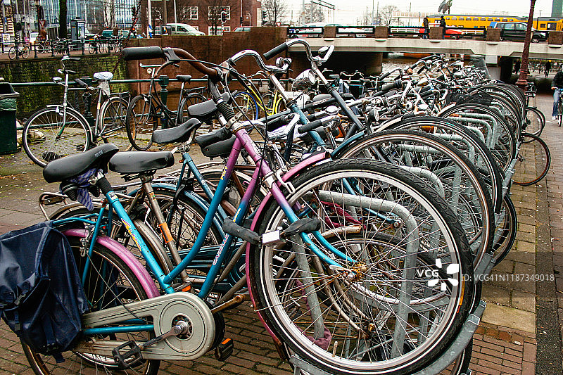停在阿姆斯特丹运河边的一组自行车图片素材
