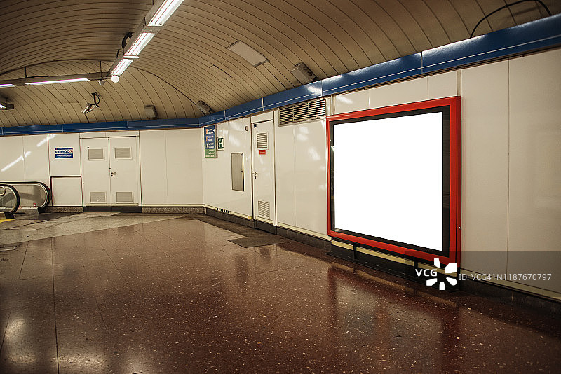地铁站内的空白广告牌图片素材