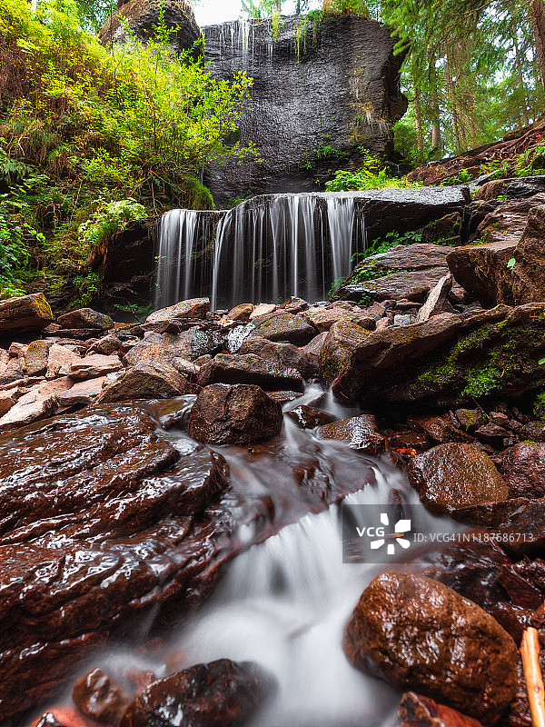 夏季森林景观与长时间暴露美丽的瀑布从岩石悬崖流动。喀尔巴阡山脉的瓦萨格瀑布图片素材