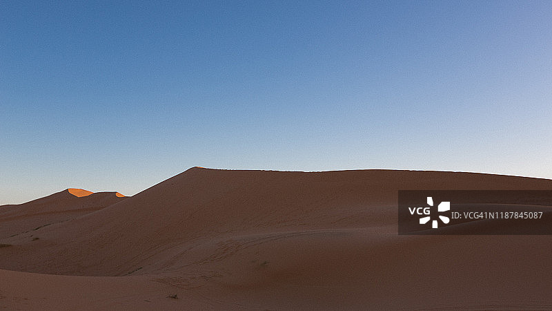 沙丘对晴朗的天空的风景图片素材