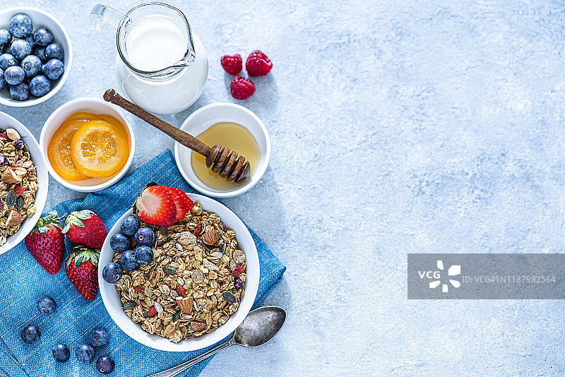 健康饮食:早餐吃麦片和水果。顶部视图与复制空间图片素材