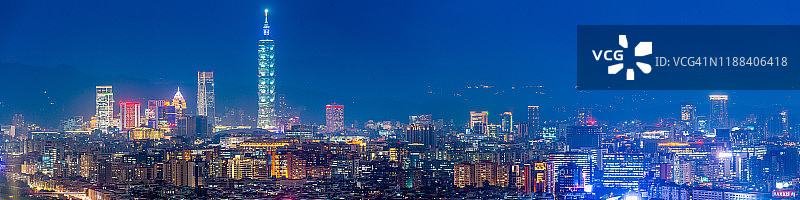 台北摩天大楼的城市景观在夜晚照亮了台湾的霓虹全景图片素材