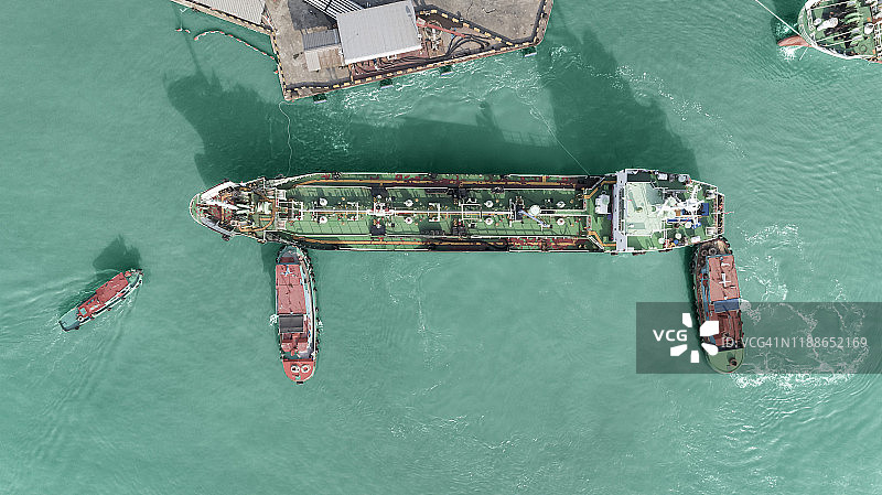 航拍俯视图油轮停靠在油港。图片素材