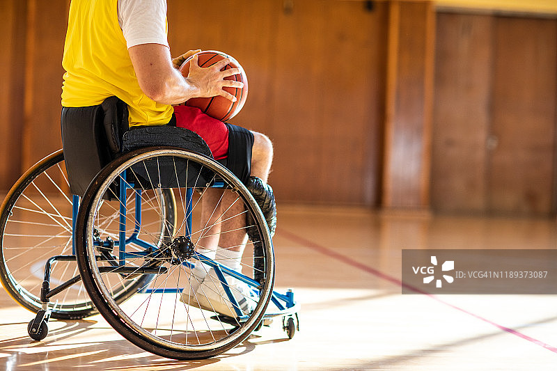 截瘫患者在篮球场上玩轮椅篮球图片素材