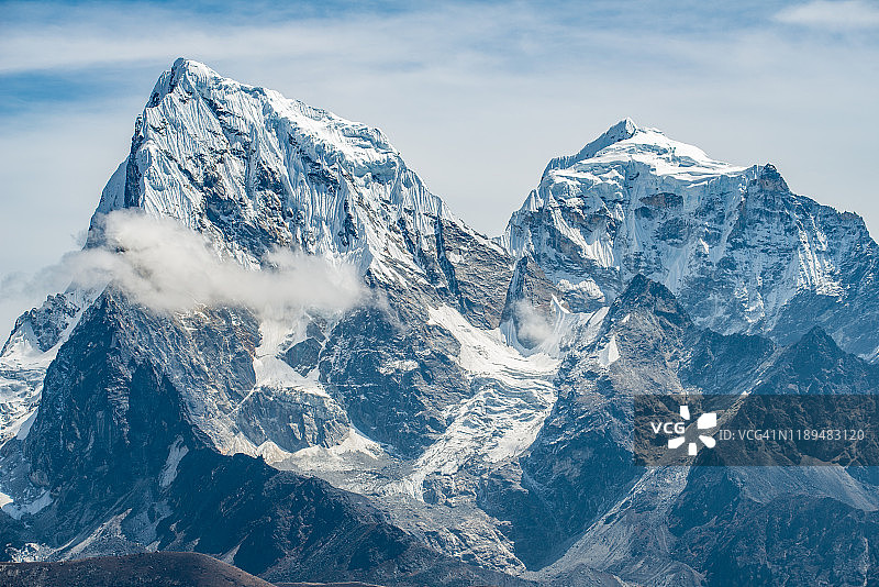 左边是美丽的cholatse山(6440米)，右边是taboche山(6501米)，从Gokyo村，尼泊尔。图片素材