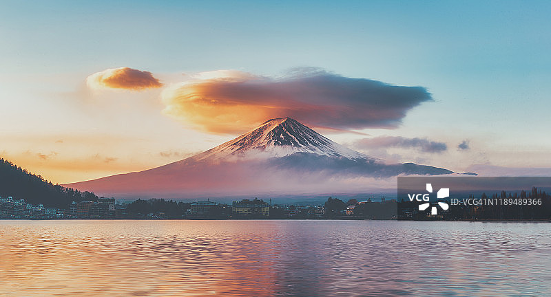 从日本山梨县川口湖看富士山。富士山和川口湖的日出，秋天季节在日本富士山图片素材
