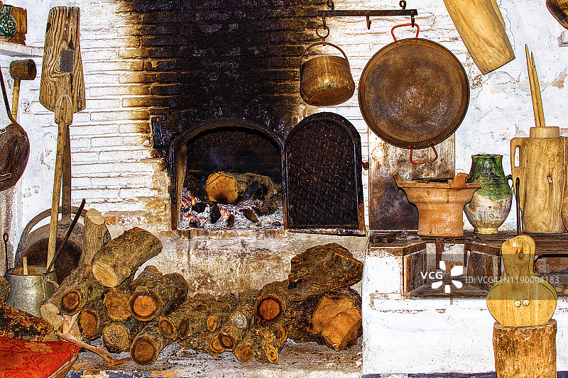 传统的壁炉在寒冷的冬天坐在旁边。旧烟囱图片素材