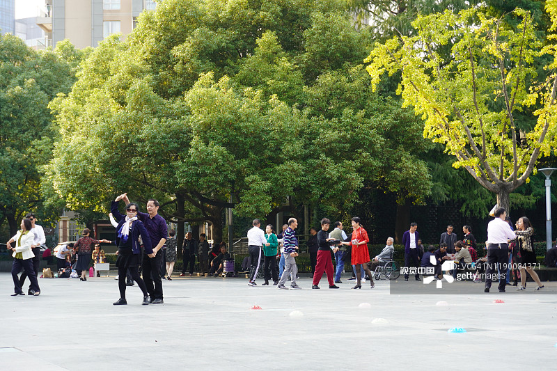 中国情侣在公园里跳舞。图片素材