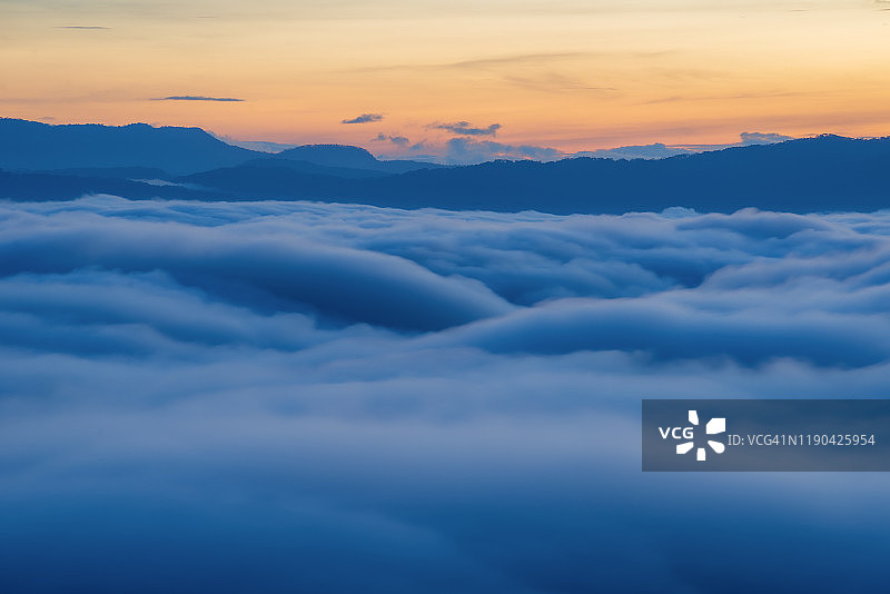 背景与美丽的波雾山脉图片素材