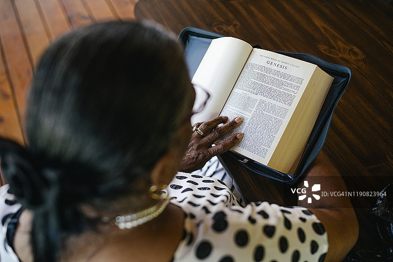 俯视年长黑人妇女阅读圣经"n图片素材