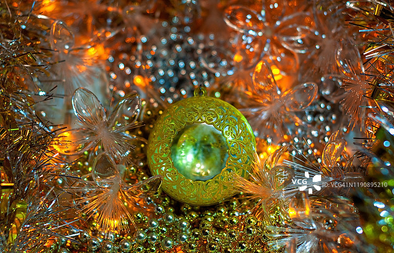圣诞装饰。圣诞手电筒和珠子。图片素材