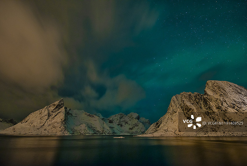 北极光-在海上和雪山的北极光图片素材