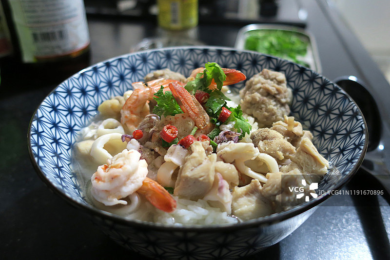 曼谷，泰国，亚洲食物，虾、鱿鱼和猪肉糜粥图片素材