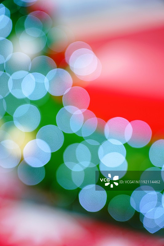 抽象的颜色模糊装饰和轻串的圣诞树与散景灯图片素材