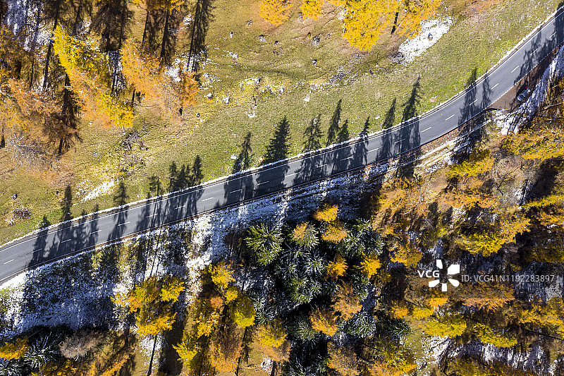 秋天里弯弯曲曲的乡间小路。图片素材