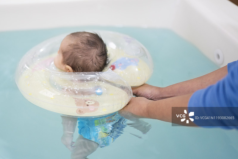 婴儿水疗图片素材
