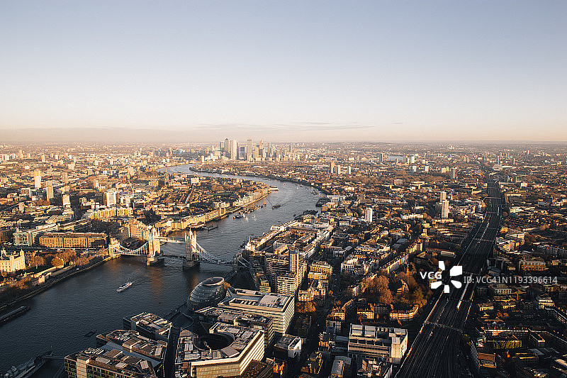 日落时俯瞰伦敦城市天际线的高架景色图片素材