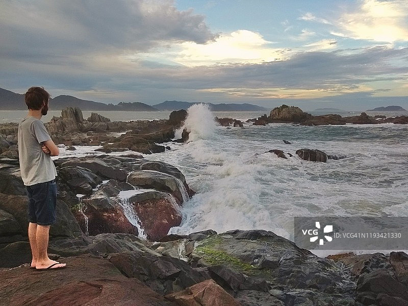 巴西圣塔卡塔琳娜，弗洛里亚诺波利斯，马塔迪罗海滩，看着海洋的人图片素材