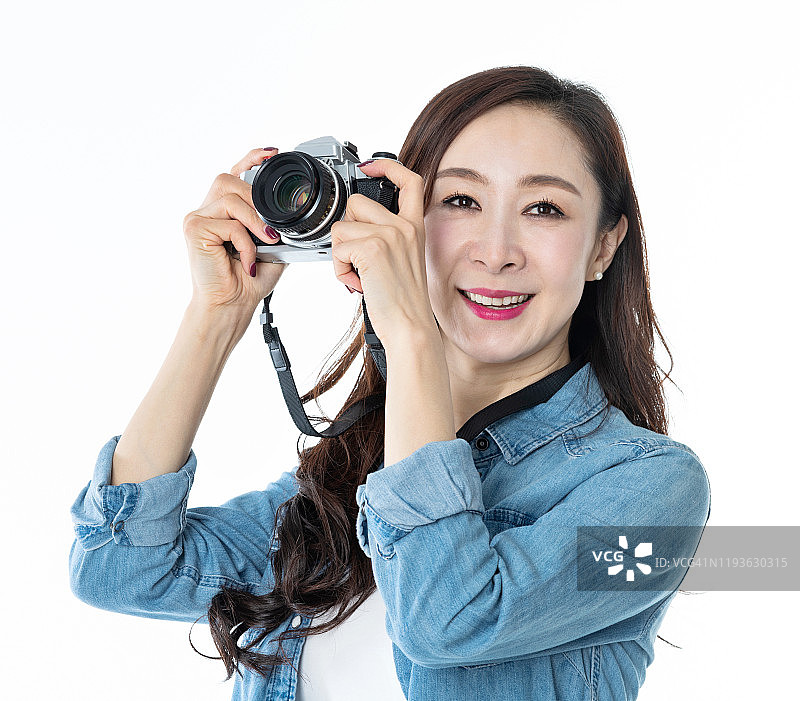 白色背景下的美女拿着单反相机图片素材