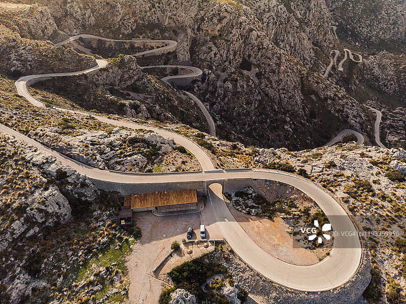 无人机拍摄的马略卡岛山区蜿蜒曲折的道路，令人惊叹。图片素材