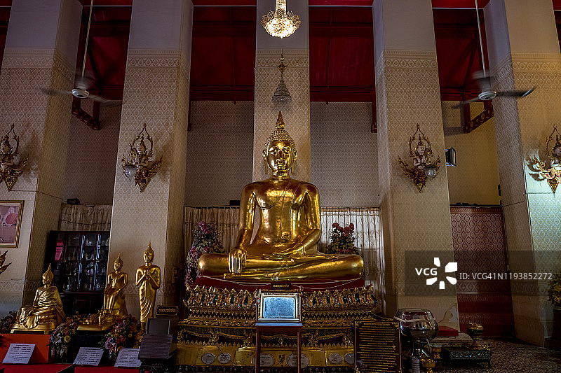 泰国曼谷，玛哈那Wat Yuwarajarangsarit Rajaworamahavihara (Wat Mahathat)的Viharn(寺庙大厅)佛像图片素材