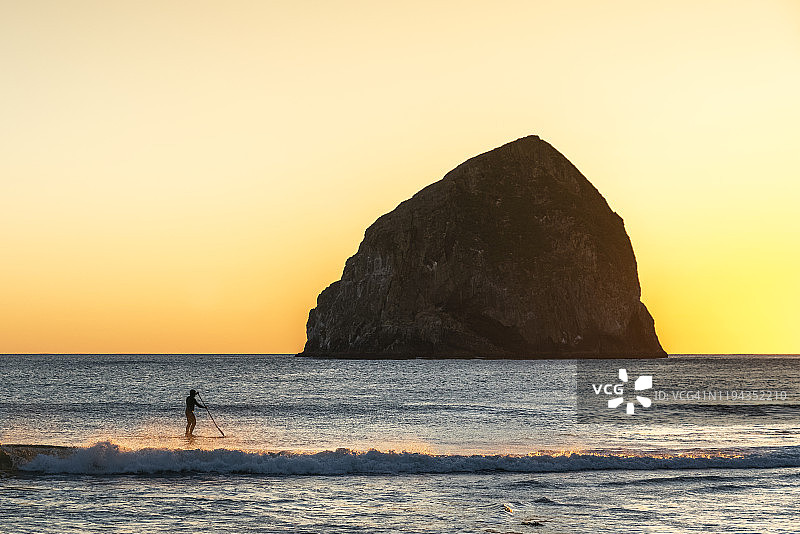 日落时，美国俄勒冈州太平洋城基旺达角的滑板运动。图片素材