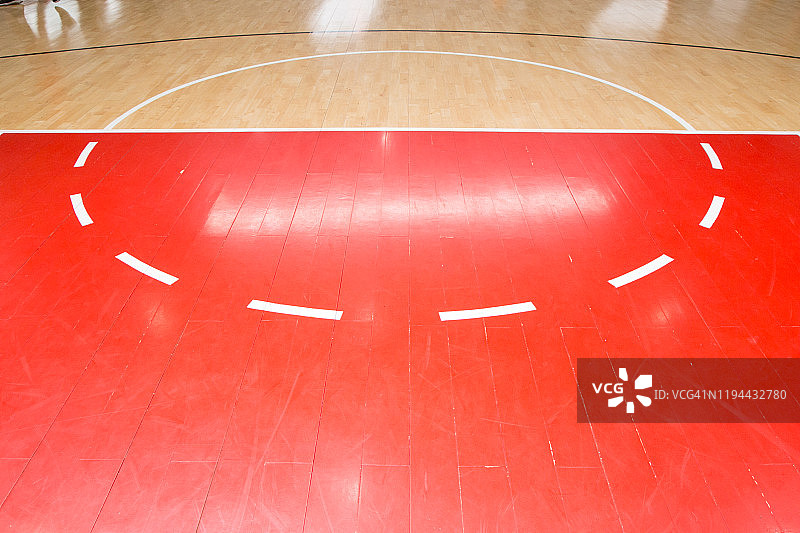 木地板篮球场，光影效果。图片素材
