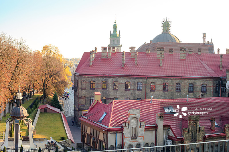 秋天的城市景观和消防站老建筑在利沃夫，乌克兰图片素材