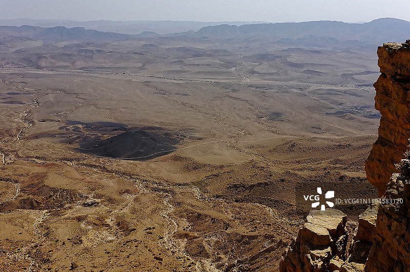 世界奇观，内盖夫沙漠的Makhtesh Ramon底部，直到地平线图片素材