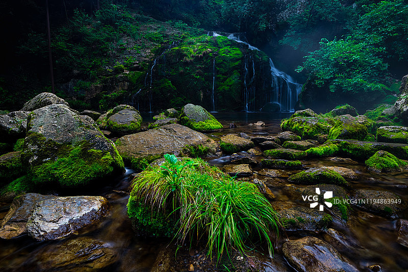 长曝光拍摄的Mugeon-ri Moss瀑布，三陟，韩国图片素材