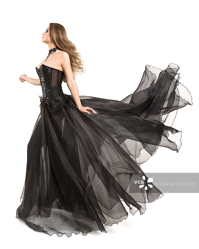 女黑裙在风中飞舞，美丽的时装模特在飘动的雪纺长裙图片素材