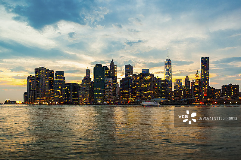 美国纽约，纽约市，曼哈顿的天际线在黄昏时被照亮图片素材