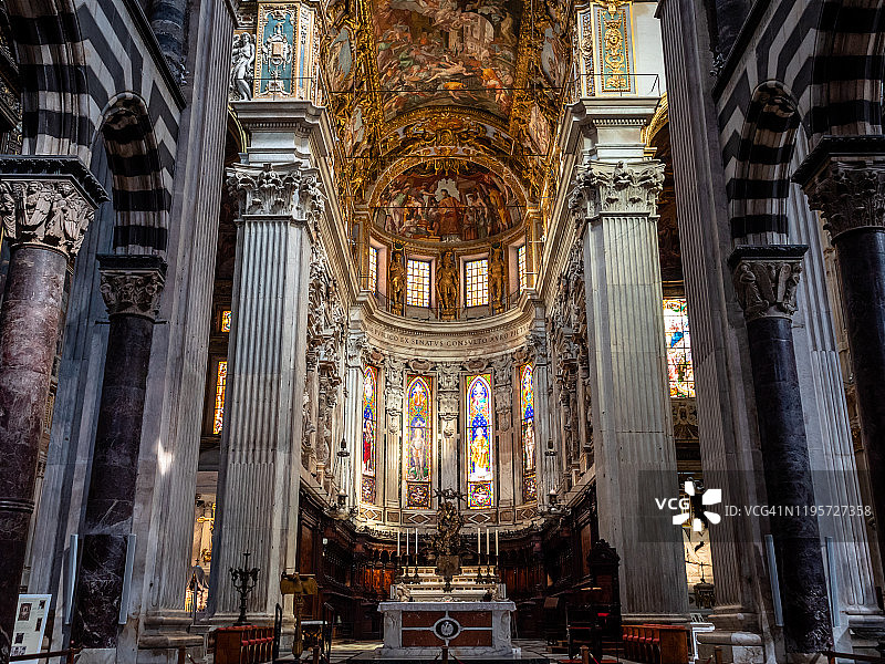 经典的意大利热那亚教堂内部没有人，Cattedrale di San Lorenzo。图片素材