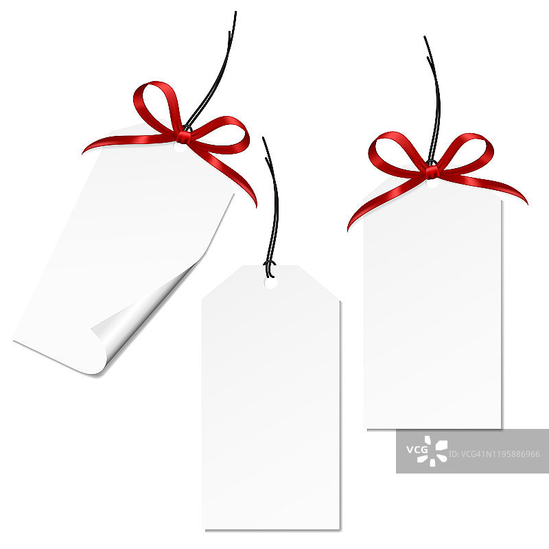 一套白色的纸价格标签(标签)与红色的弓和线，孤立在白色的背景。图片素材