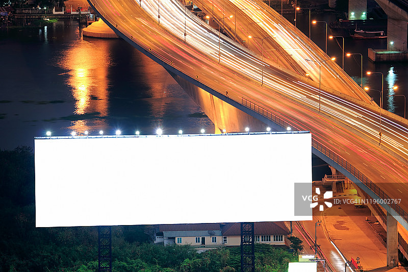 高速公路上用于户外广告海报的空白广告牌图片素材
