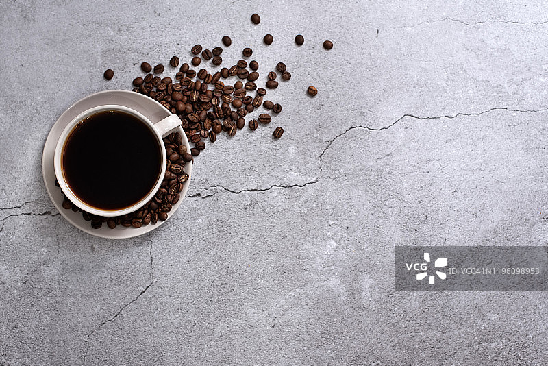 一杯咖啡在灰色背景，俯视图图片素材