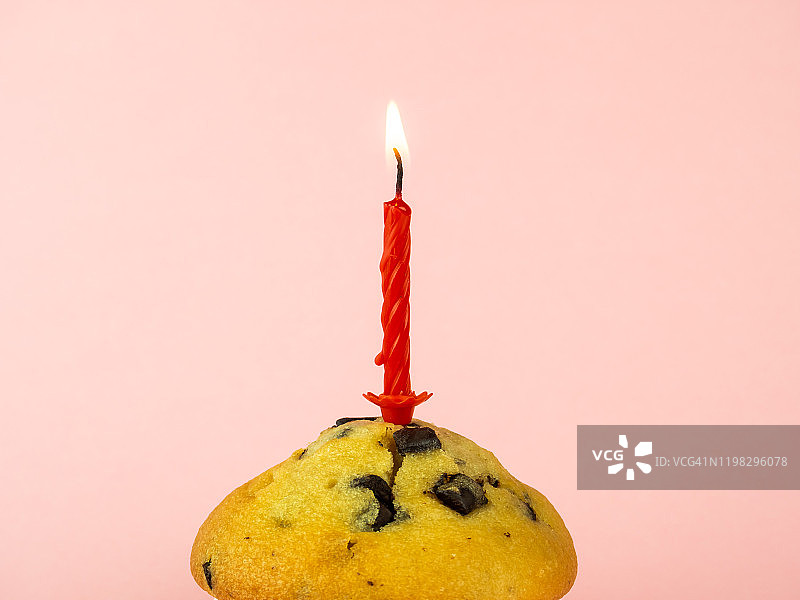 粉彩背景下的巧克力蛋糕上的生日蜡烛图片素材