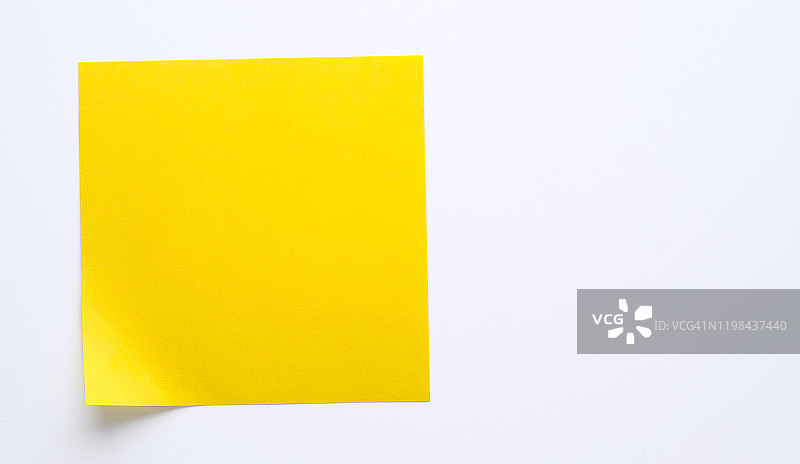 黄色粘性贴纸在白色背景的信息提醒。空间的文本。图片素材