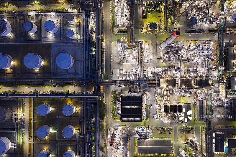 鸟瞰图石油和天然气工业，炼油厂的储油罐和管道钢图片素材