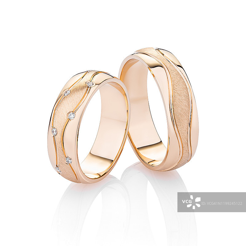 一对粉红色的金结婚戒指，钻石孤立在白色的背景上图片素材