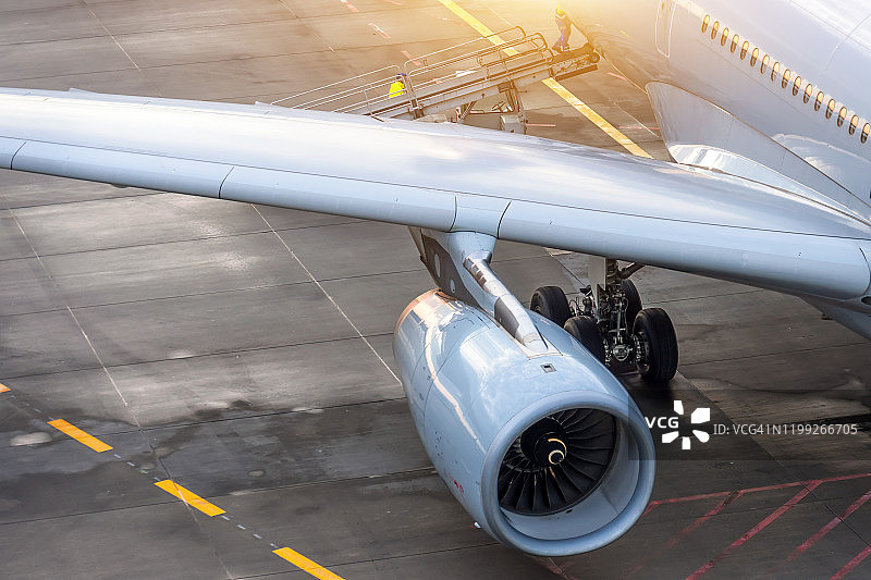 机翼和飞机引擎的俯视图。图片素材