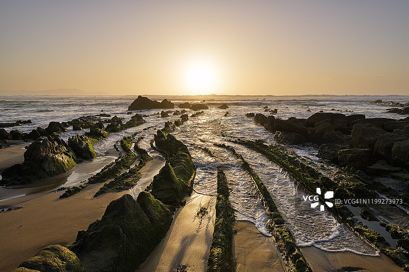 日落时分，巴里卡海滩上的岩石。巴里卡海滩，毕尔巴鄂，巴斯克地区，尤斯卡迪，佩斯瓦斯科，比斯开湾，西班牙。图片素材