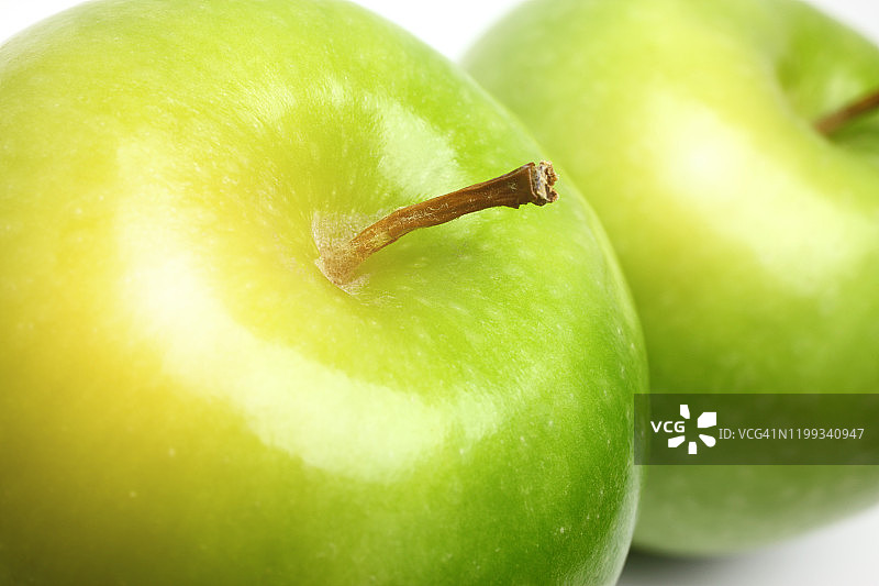 两个绿苹果的特写图片素材