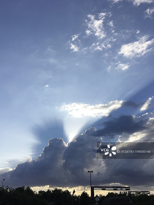 德克萨斯州达拉斯市，阳光在乌云背后闪耀图片素材